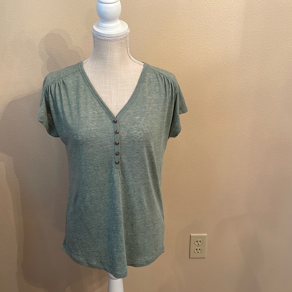 Old Navy women’s v neck button front slub tee, size xtra small, olive green